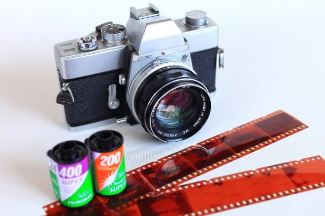 カメラとネガフィルムの画像