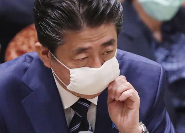 あべのマスクをつける安倍晋三